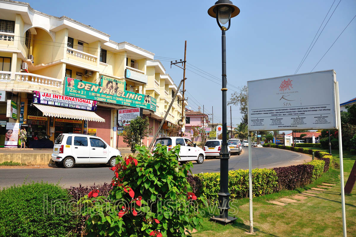main street opposite the Haathi Mahal Hotel