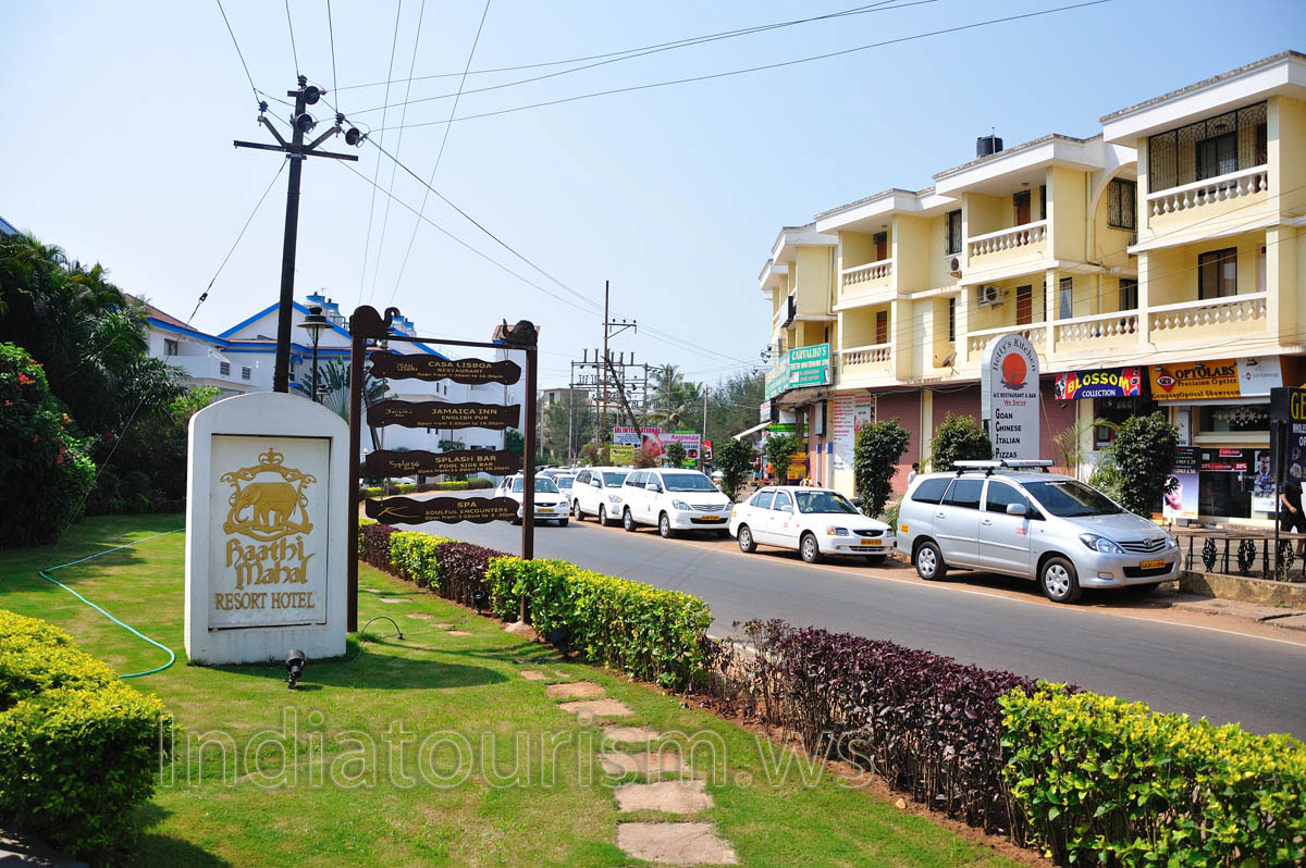 Green lawn before the Haathi Mahal Hotel