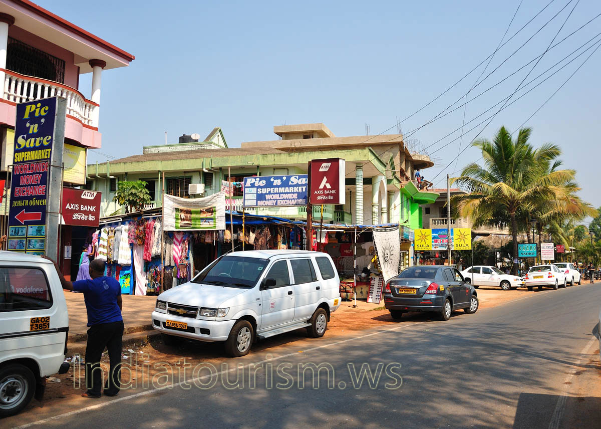 Pick 'n' Save supermarket, Axis Bank ATM