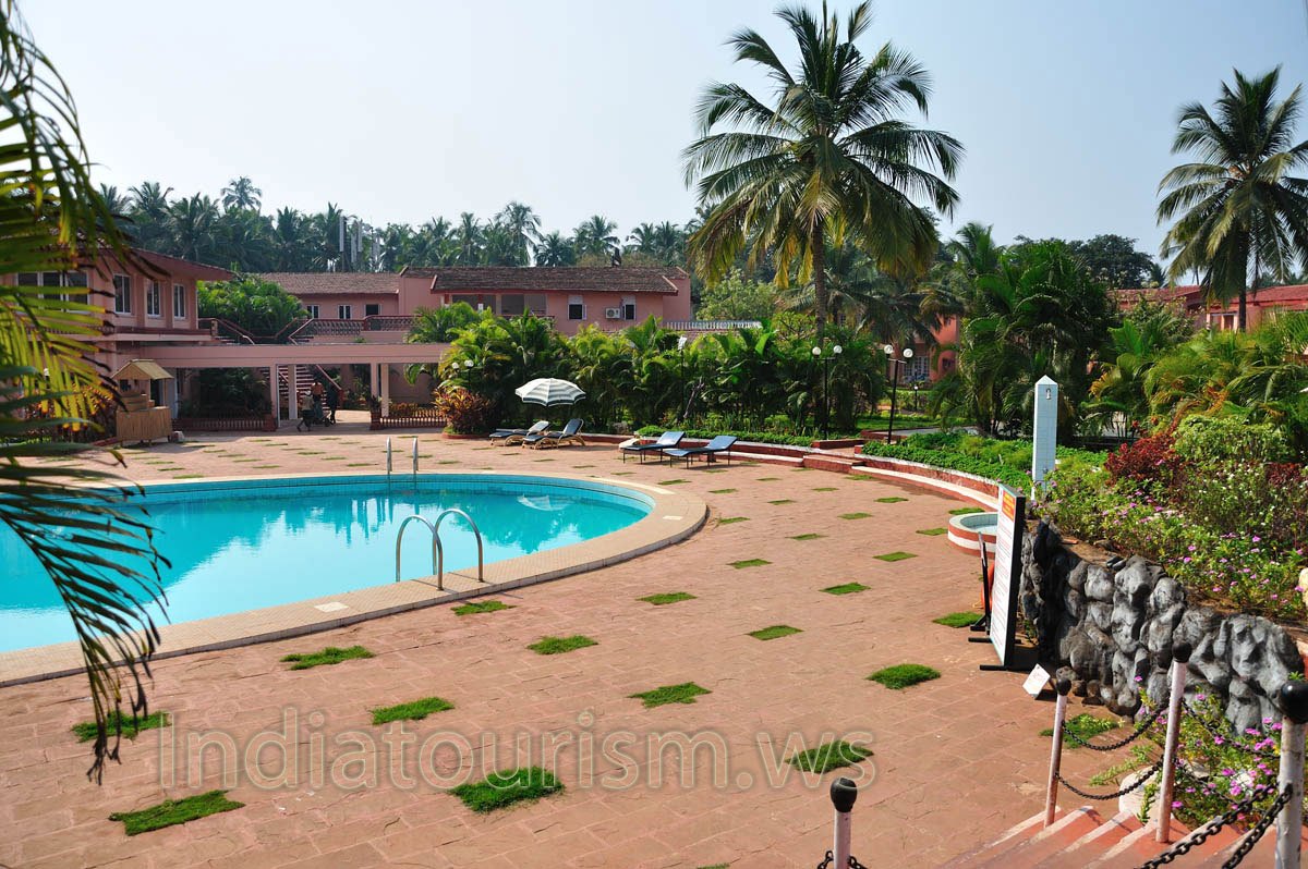 The Byke Old Anchor: pool and nearby loungers
