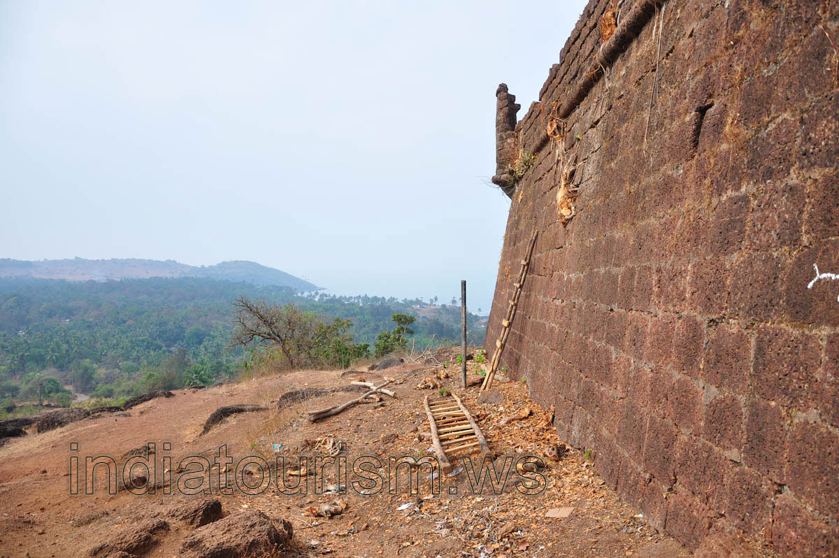 These stairways allow to reach the top of the wall
