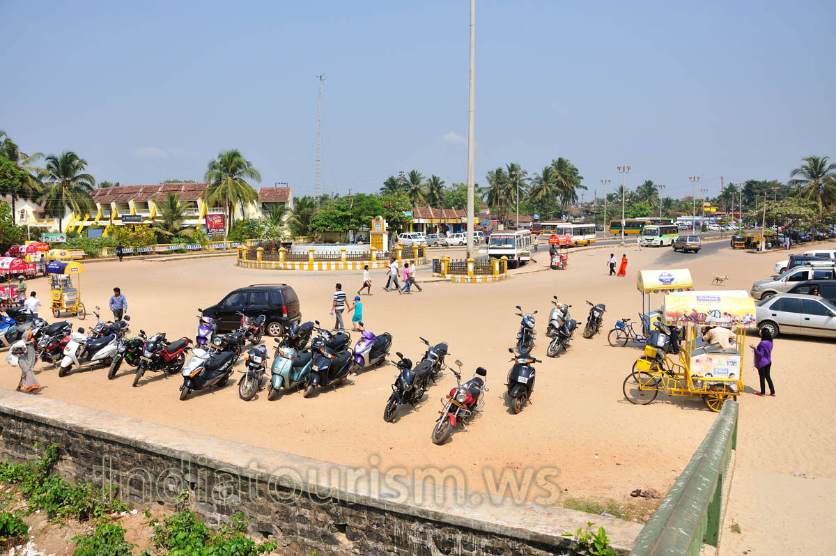 Colva bus stop and car parking near the beach