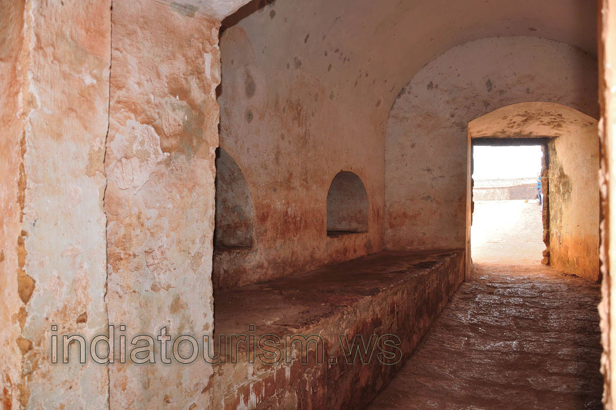 One can go through this building to the fort