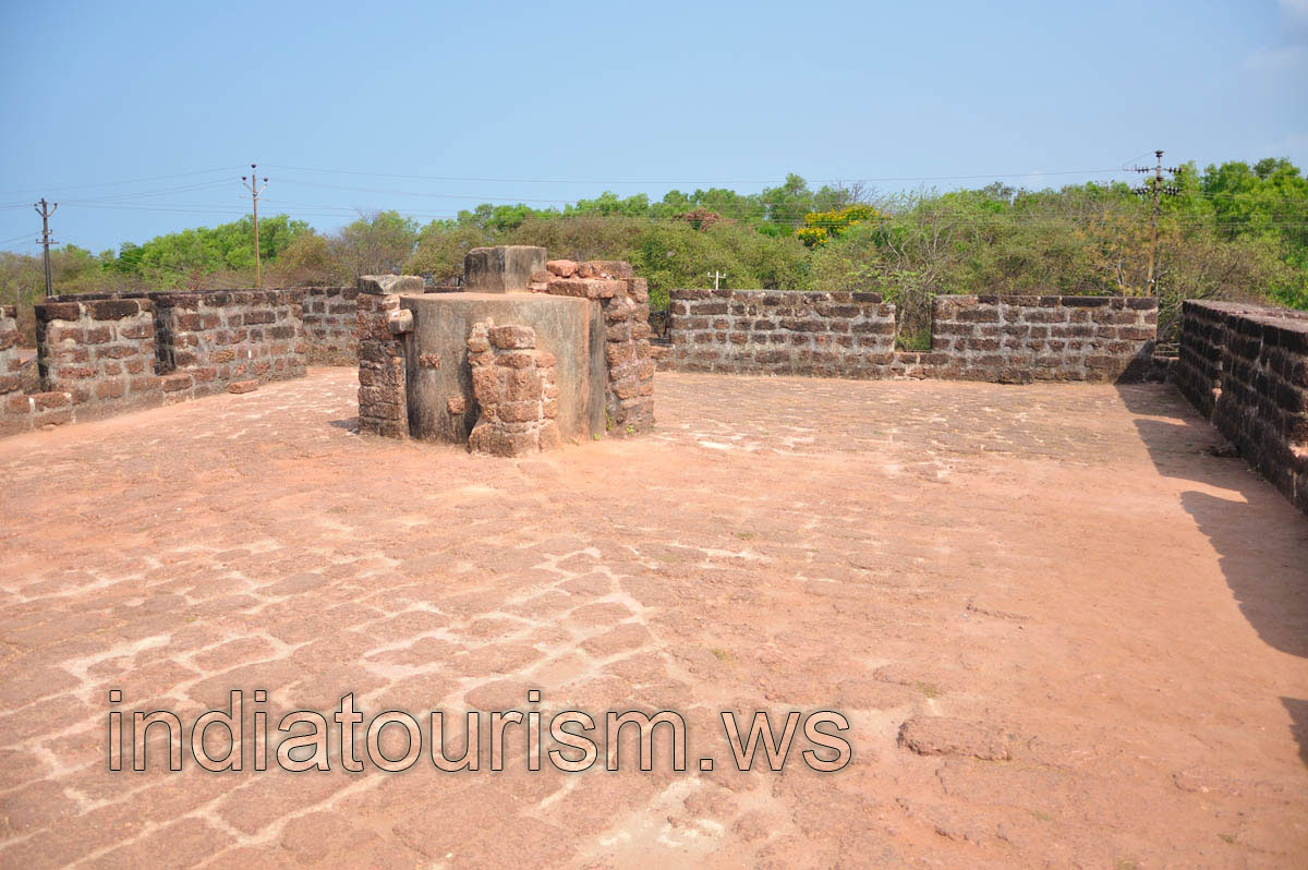 Strange structure in the center was a good place for my 360 deg. stand