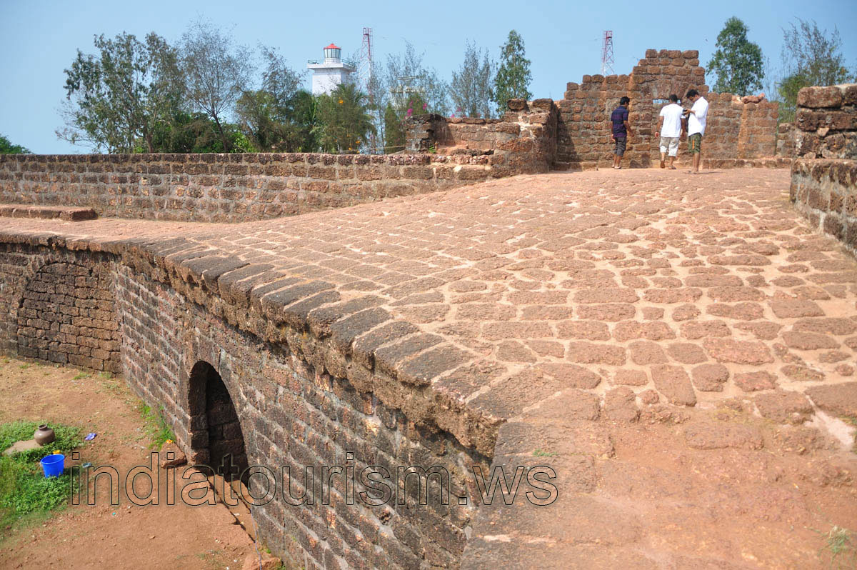 Indian tourists on the wall
