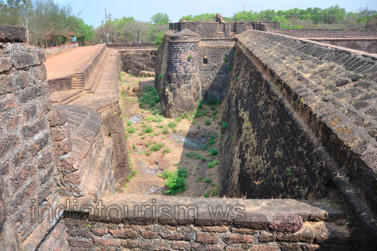 Here is no water in the moat
