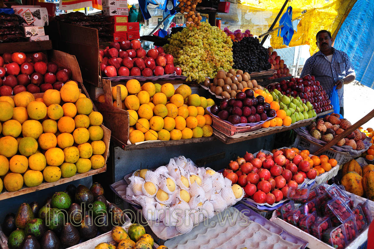 New Market: lychee, pears, pomegranates, custard apples, papaya, strawberries