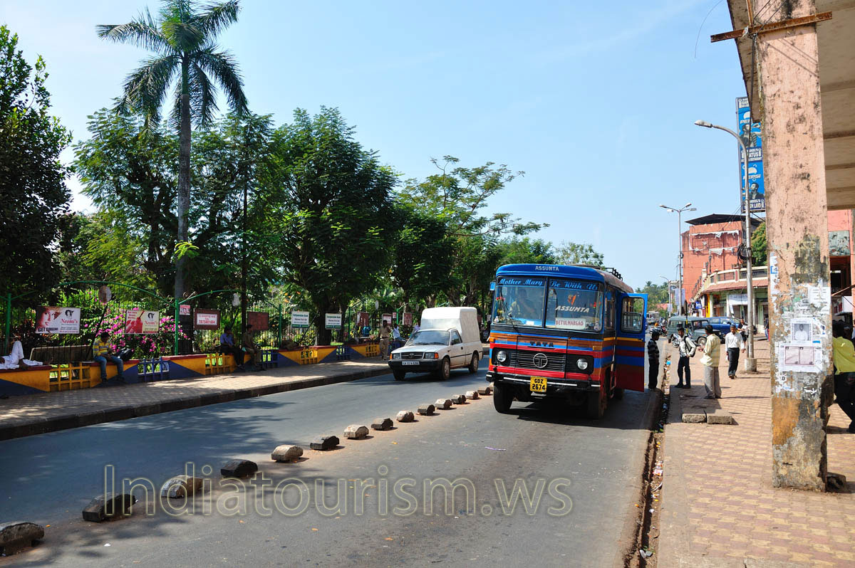 Margao municipal garden: bus stop to south direction