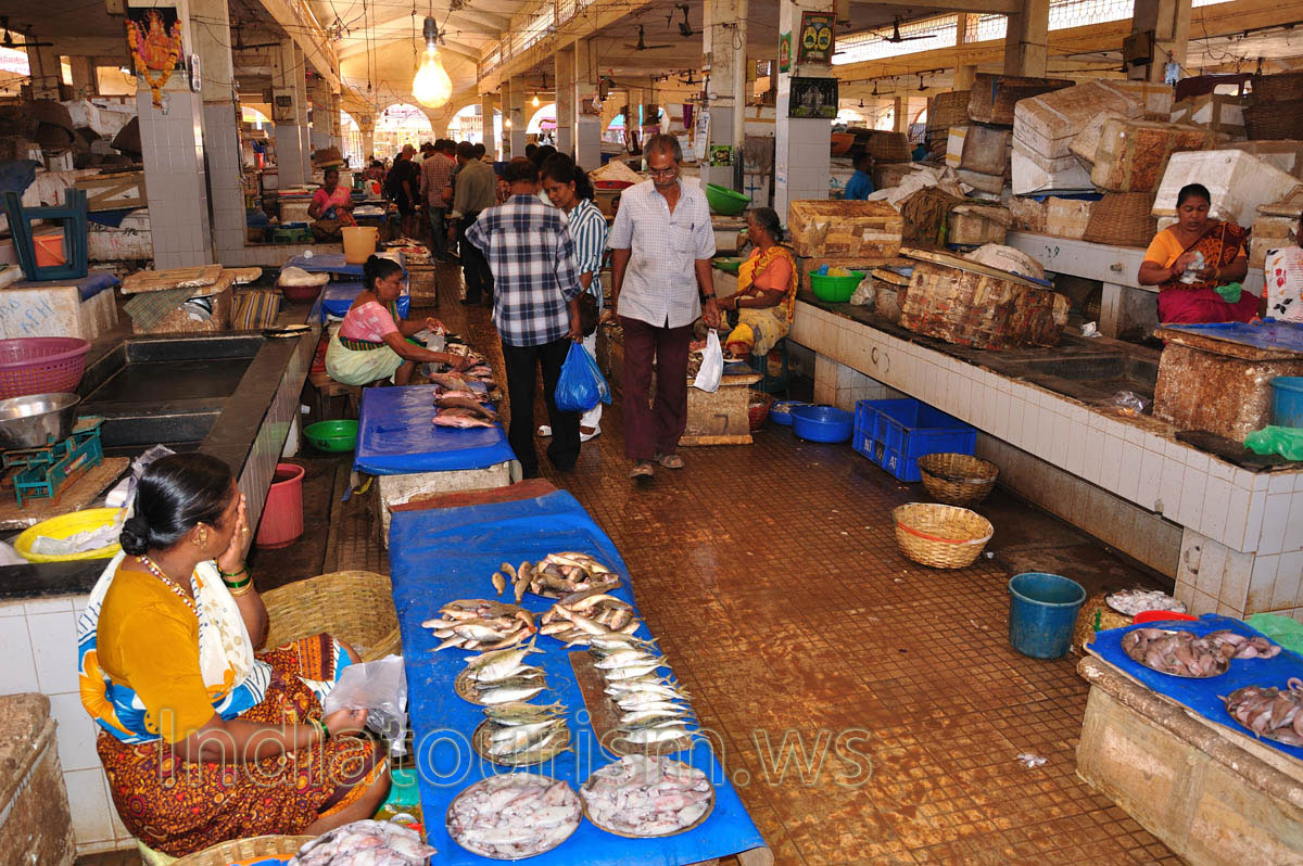 Fish Market: a little bit wet here on the floor from the melted ice