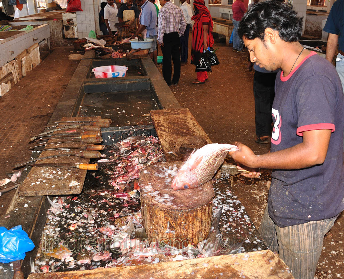 Fish Market: man cleans red snapper