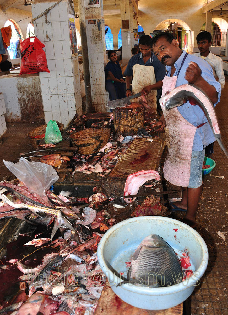 Fish Market: man who cuts big fish