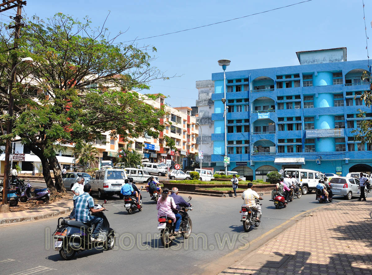 This road is bordered with the northern side of Margao municipal garden