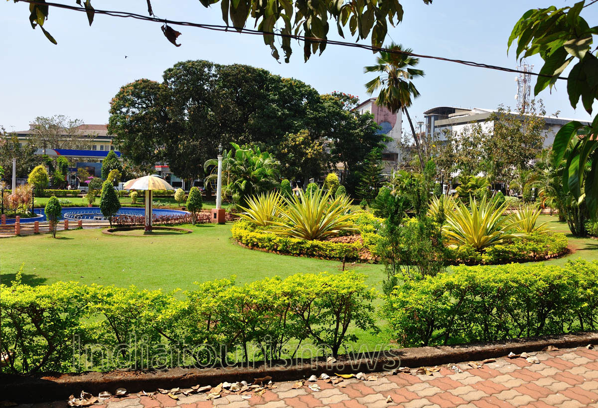 Margao municipal garden: green lawn and agaves