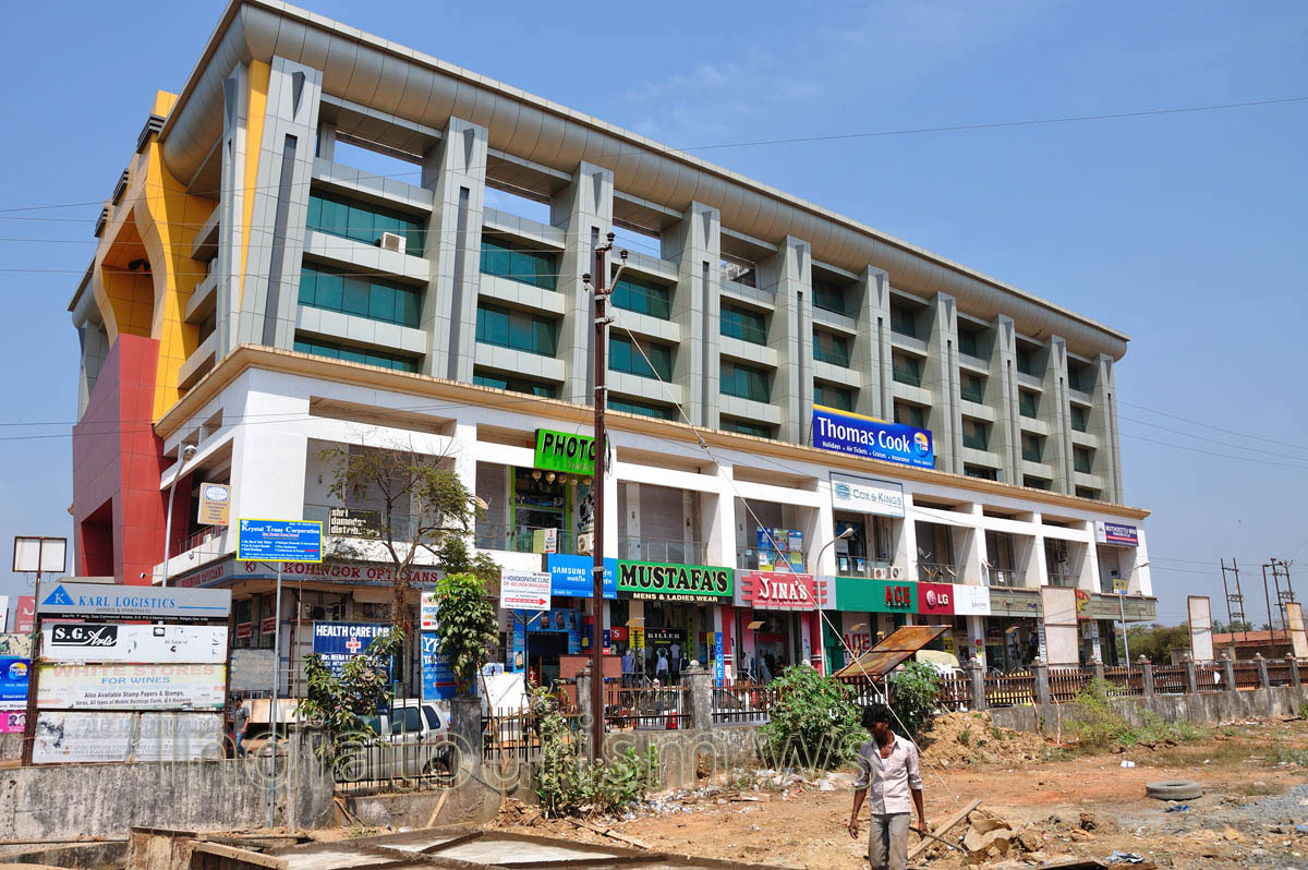 Shopping center: Thomas Cook, Mustafa's, Jina's, LG