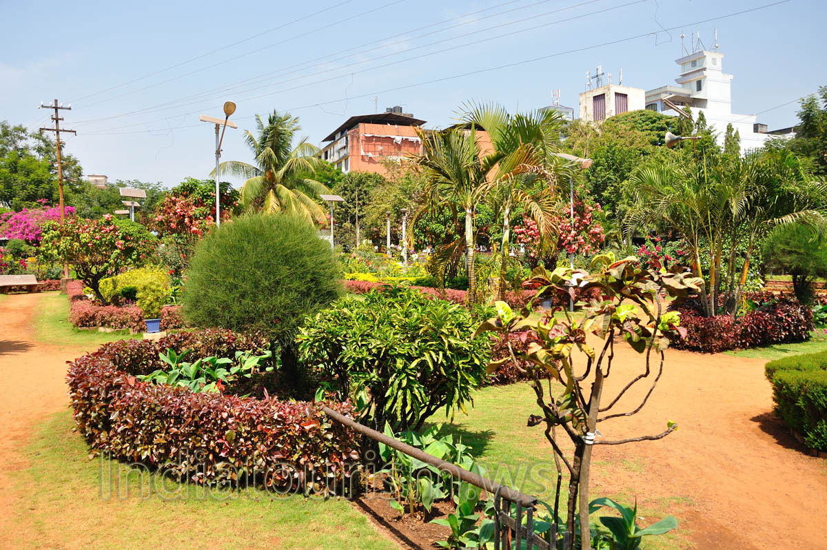 Margao municipal garden: there are many pathways inside the garden of brick color