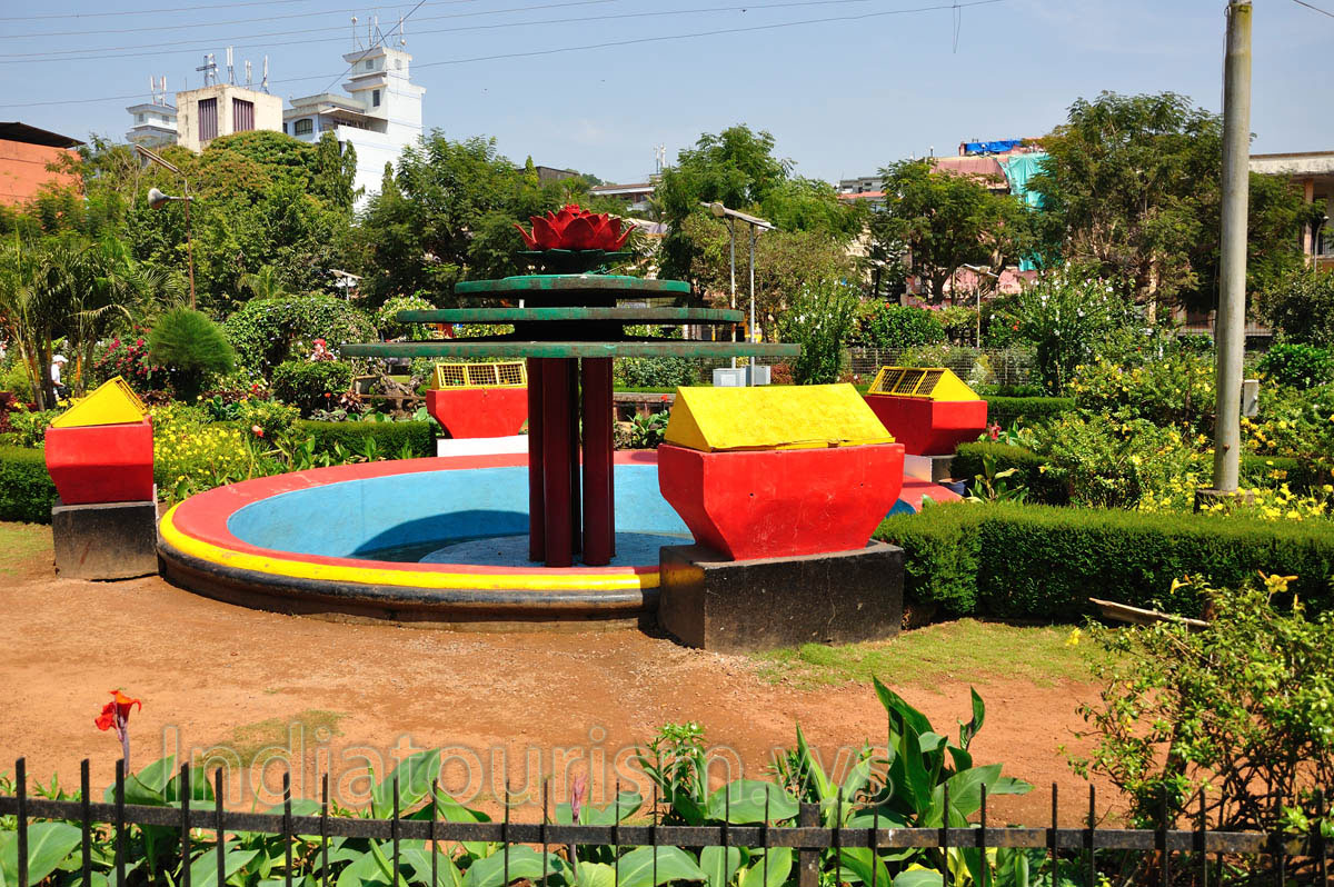 Margao municipal garden: fountain without water