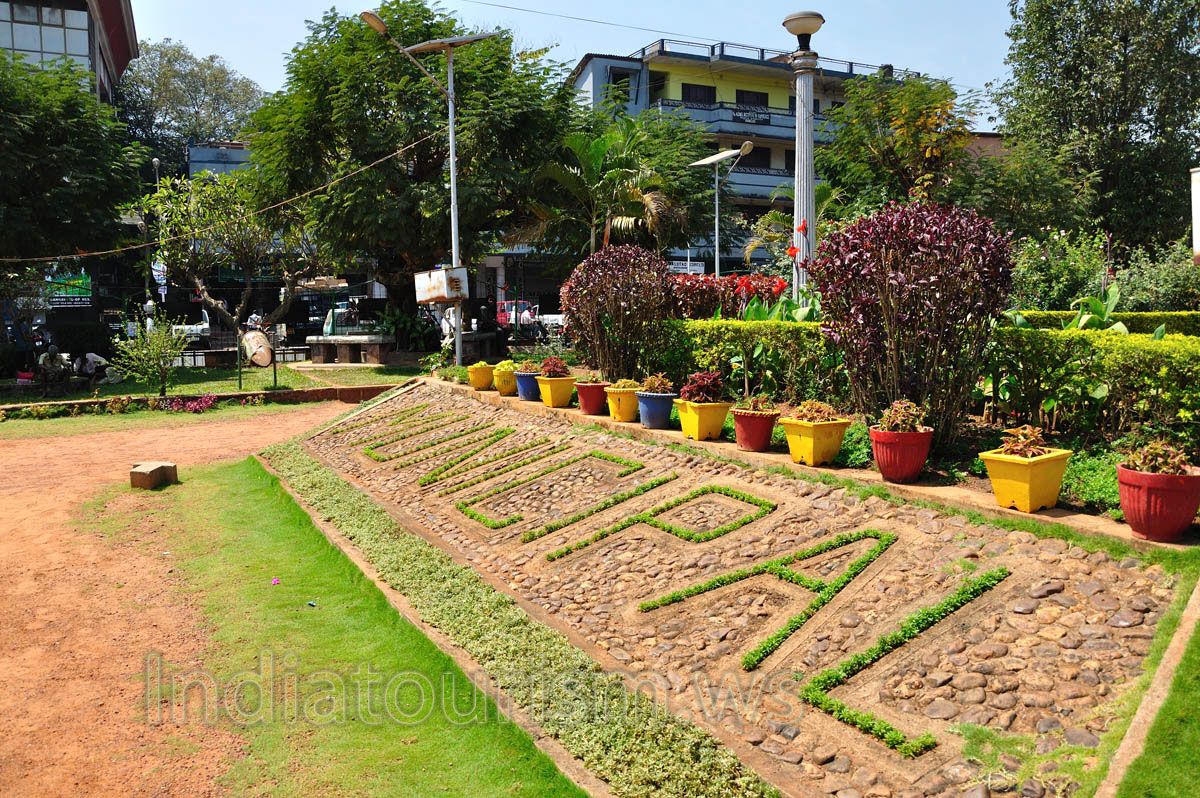 Margao municipal garden: the word 'Municipal' is lined with grass