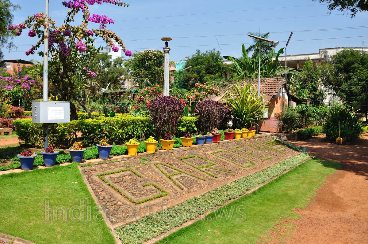 Margao municipal garden: the word 'Garden' is lined with grass
