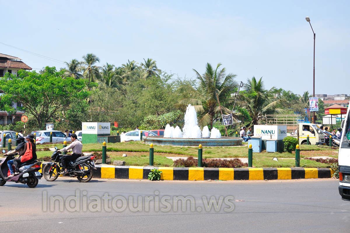 fountain is surrounded by a ring road