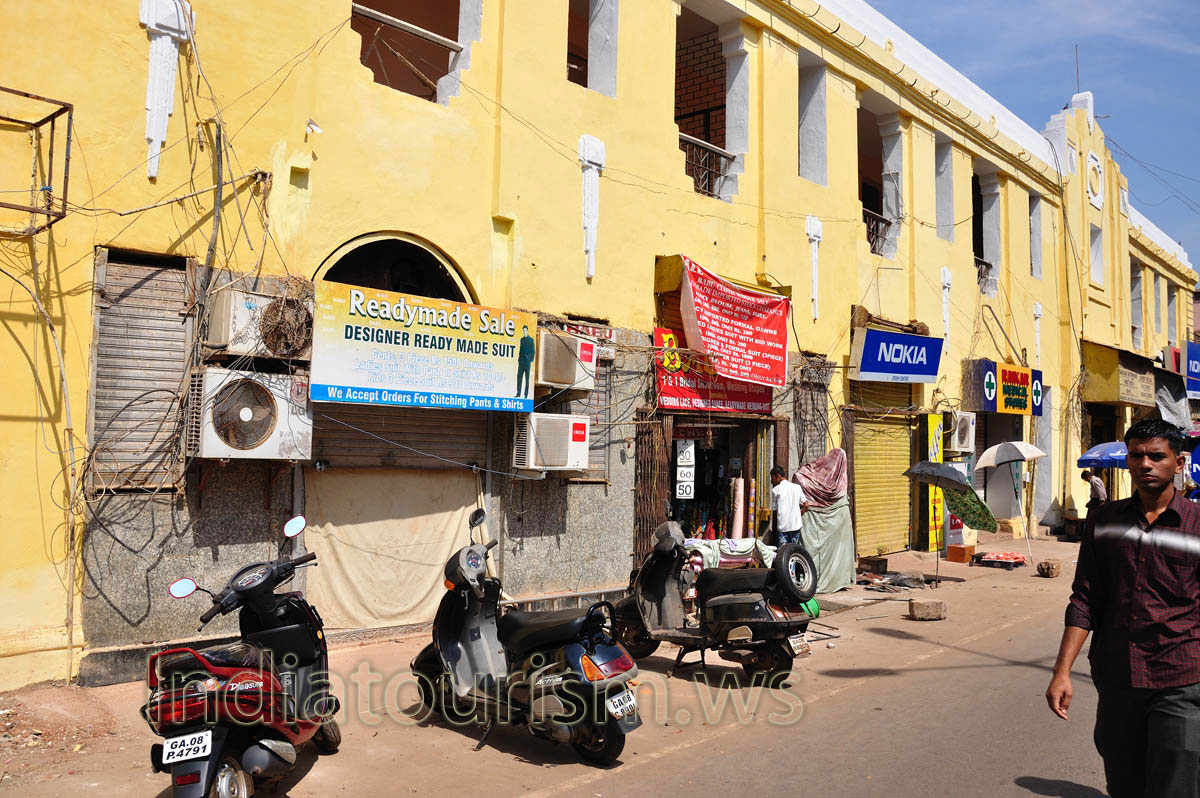 New Market: yellow building of the covered market