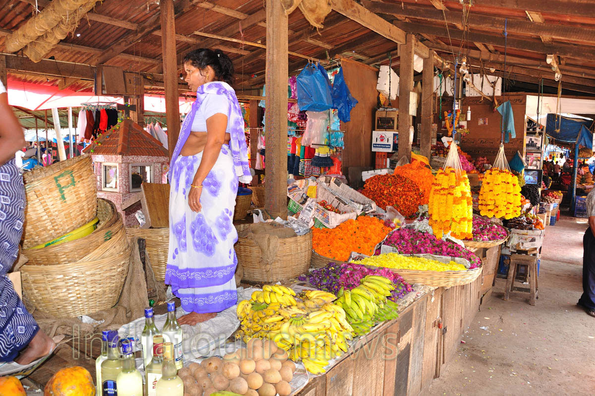 New Market: chiku, bananas and flowers
