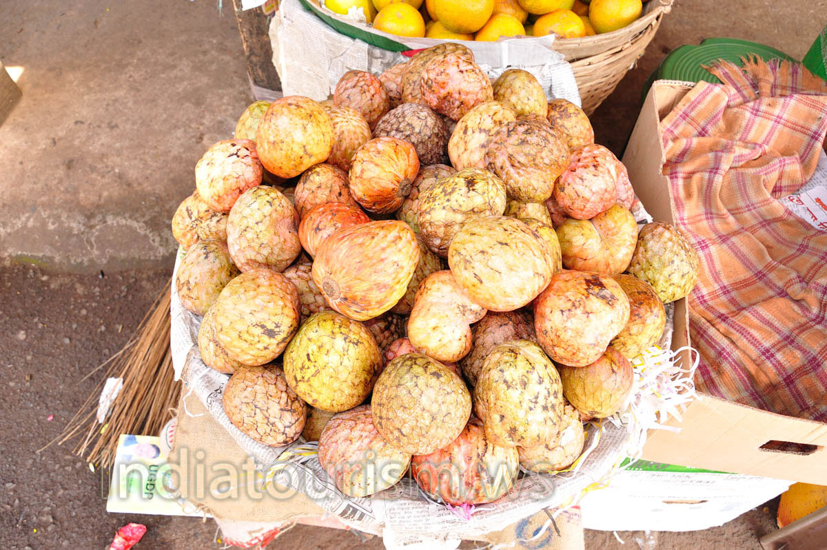 New Market: ripen custard-apples on sale