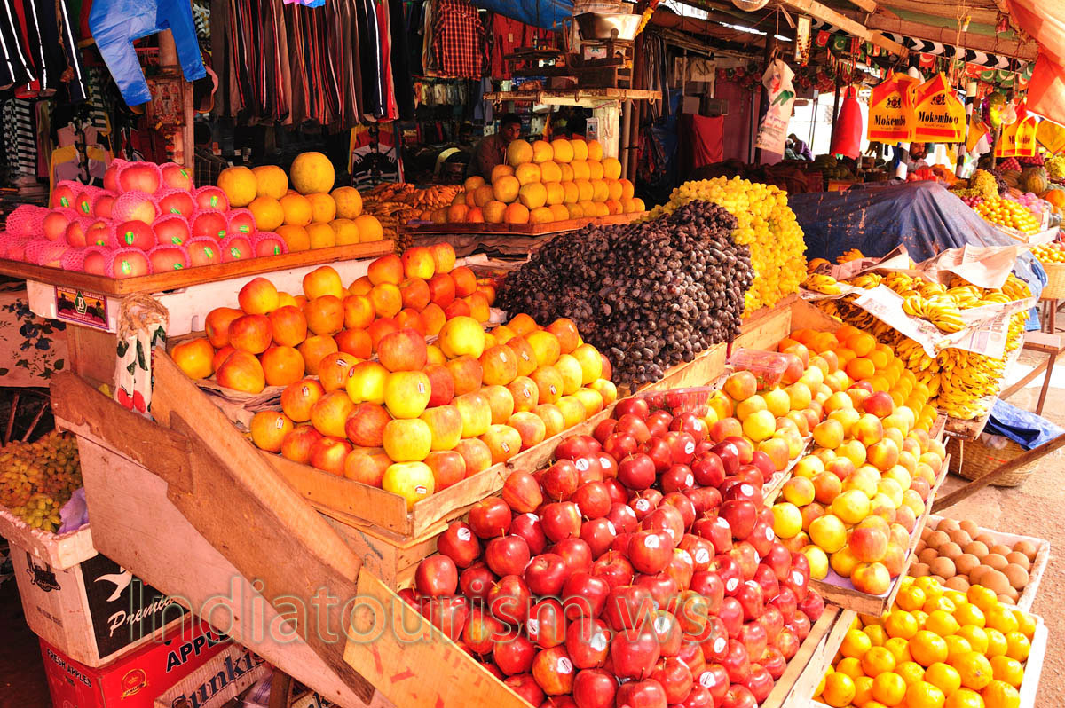 New Market: apples and grapes