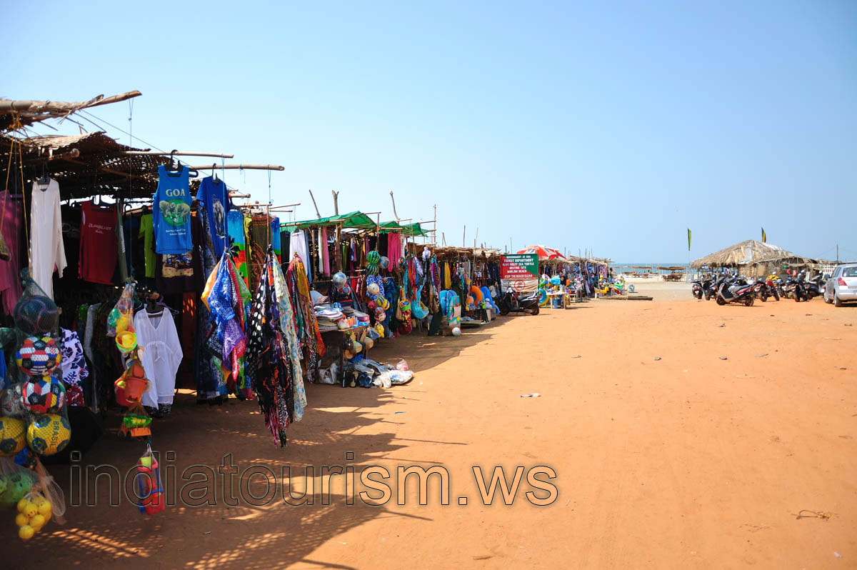 way to the beach along the shops