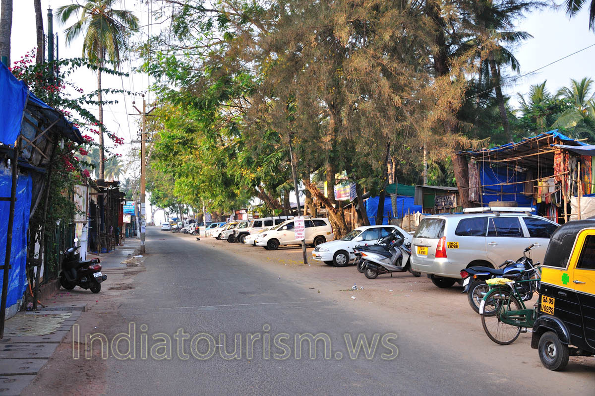 You can see the arched entrance to the beach in the far end of road