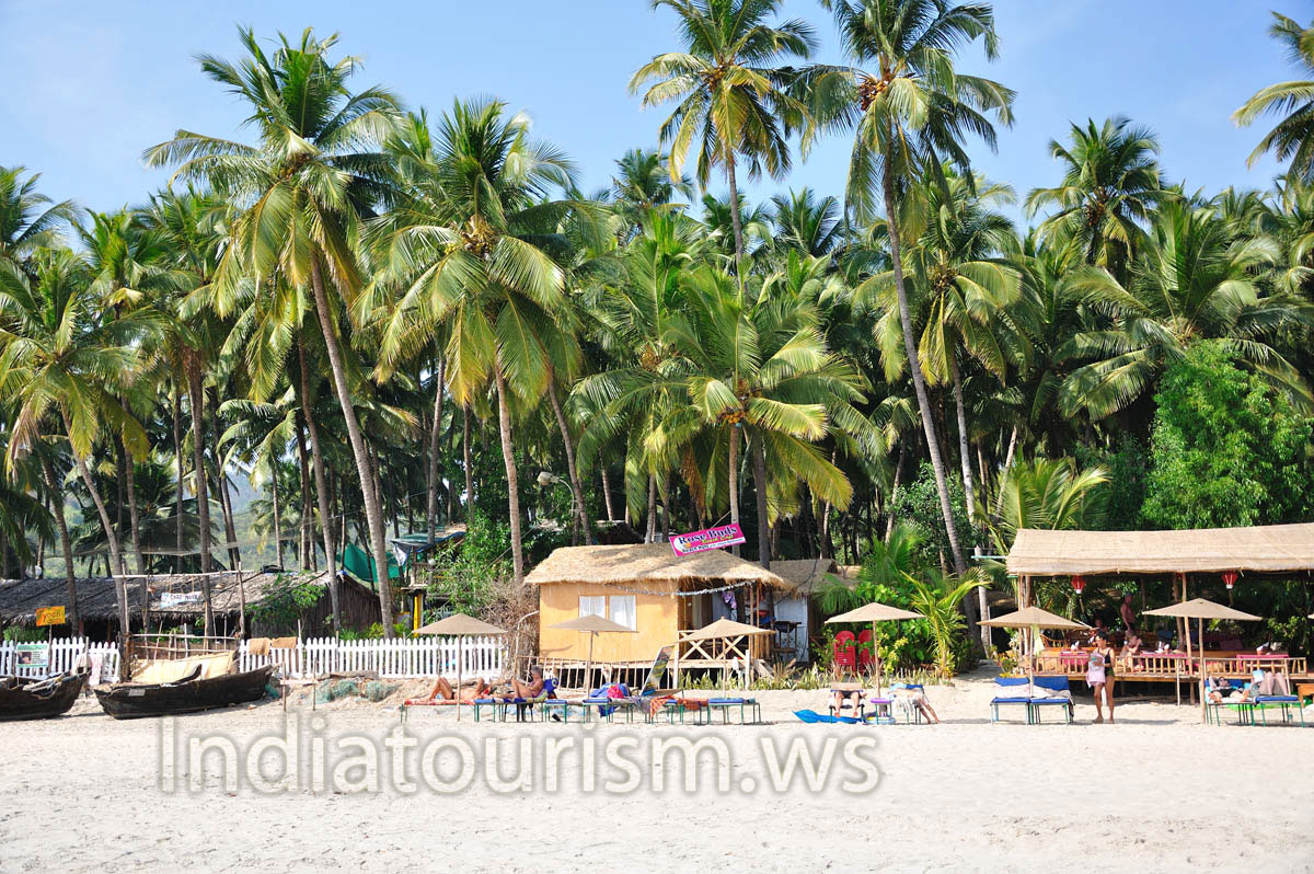 Rose Buds Beach Cafe, beach huts with attached bathroom