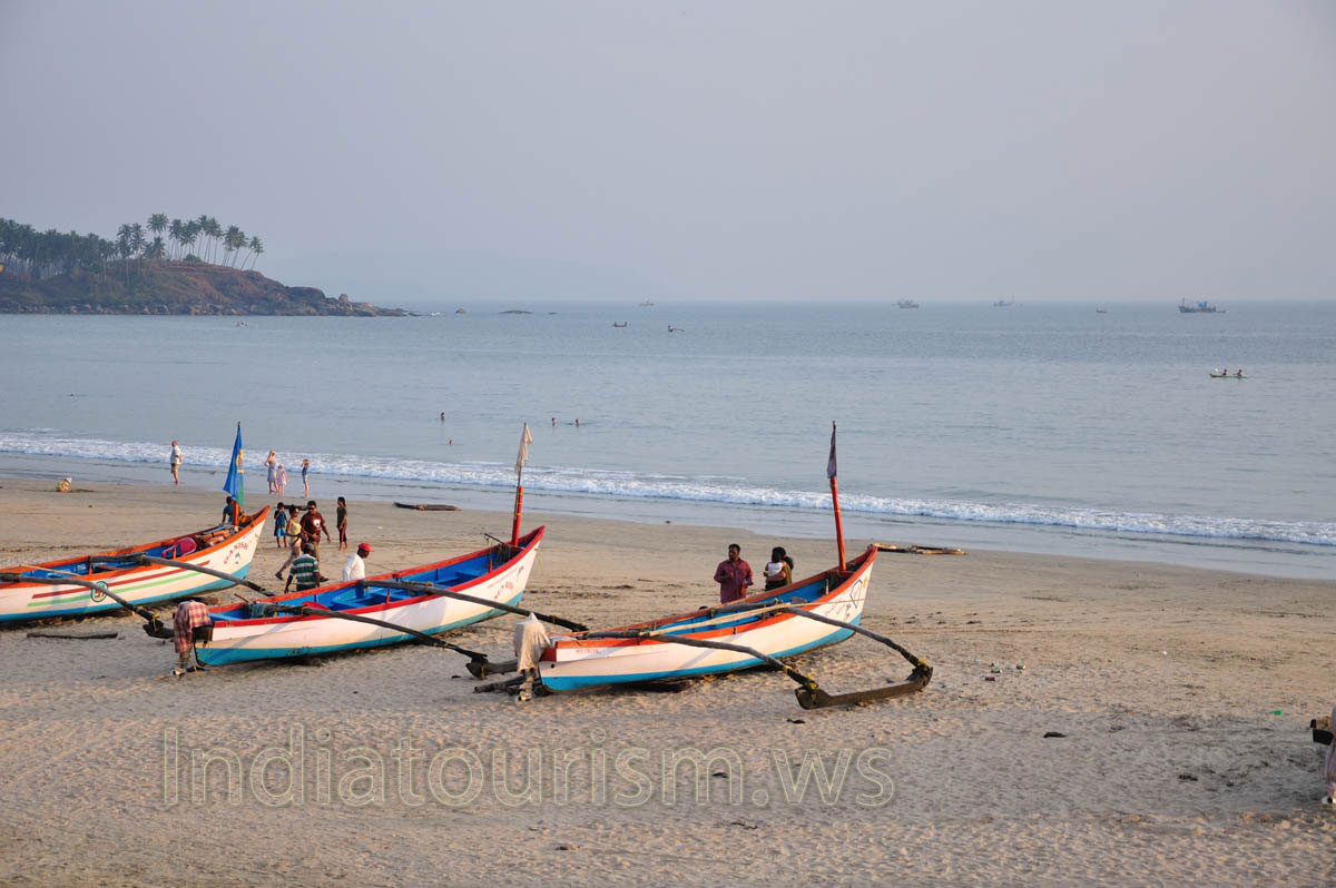 boats with wooden balancing system