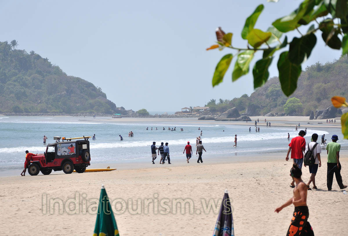 the most calm waves are on the northern side of the beach
