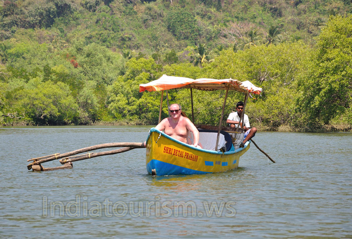 boat with the awesome tourist on its board