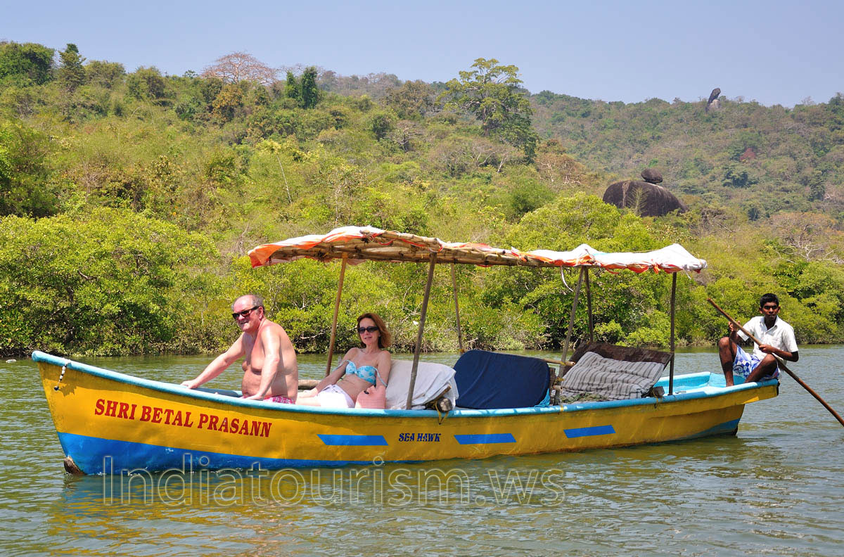tourists very like boating on the Palolem lake