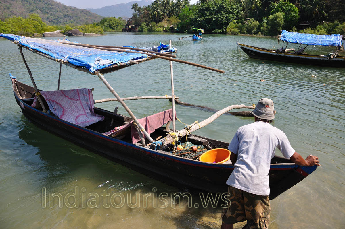 crab catcher pulls a boat on the water