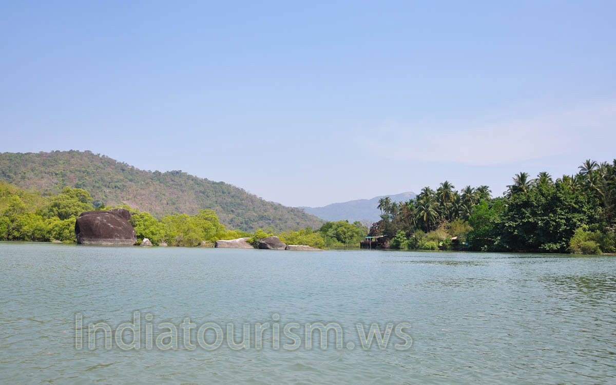 this lake is found in several meters far from the Palolem beach