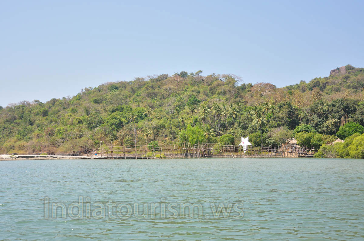 this bridge separates lake from the Arabian Sea