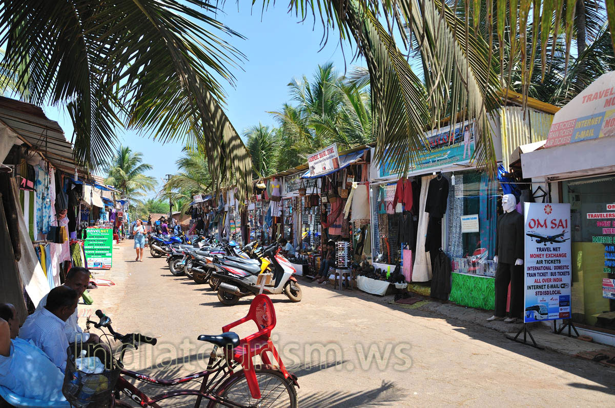 there are many shops and services on the beach street