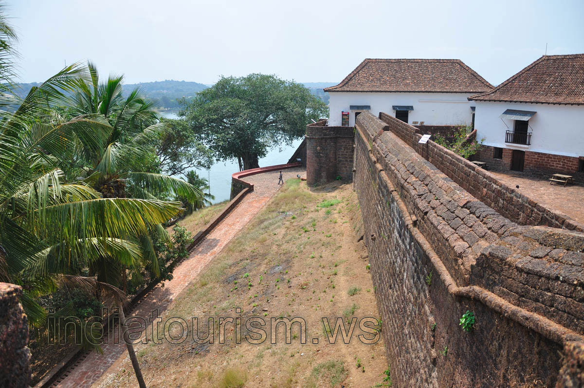 High wall over the pathway to the fort