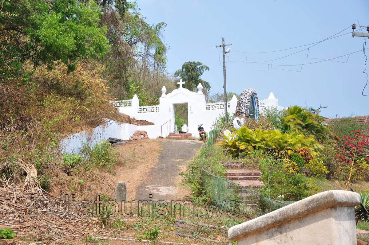 Pathway from the fort to the catholic church