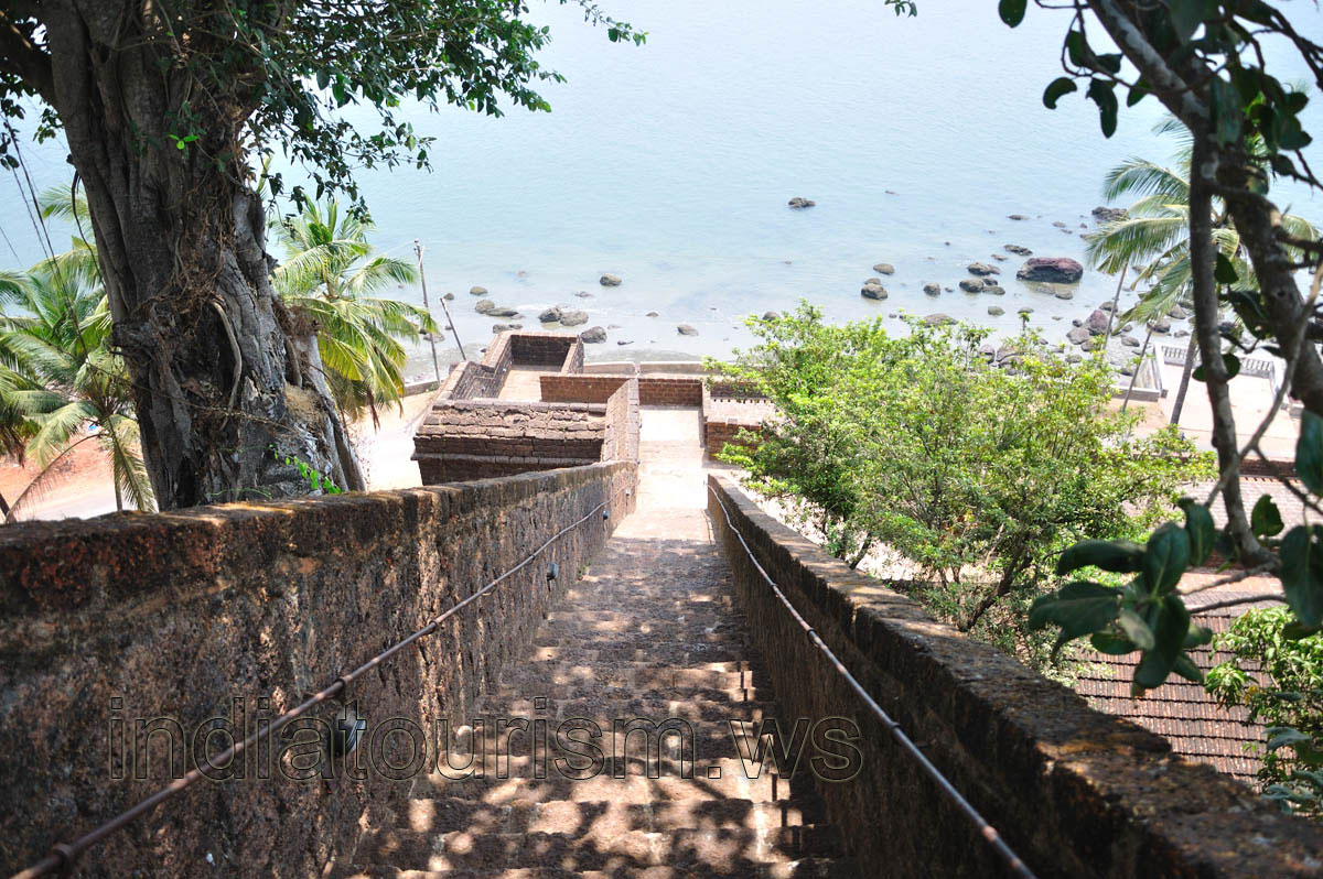 Automobile road is just a thin border between the fort and the Mandovi river