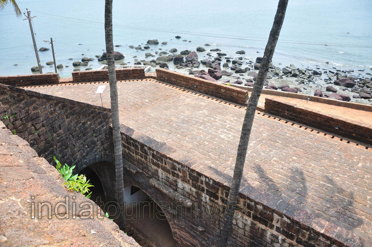 Roof of the building with the gunloops