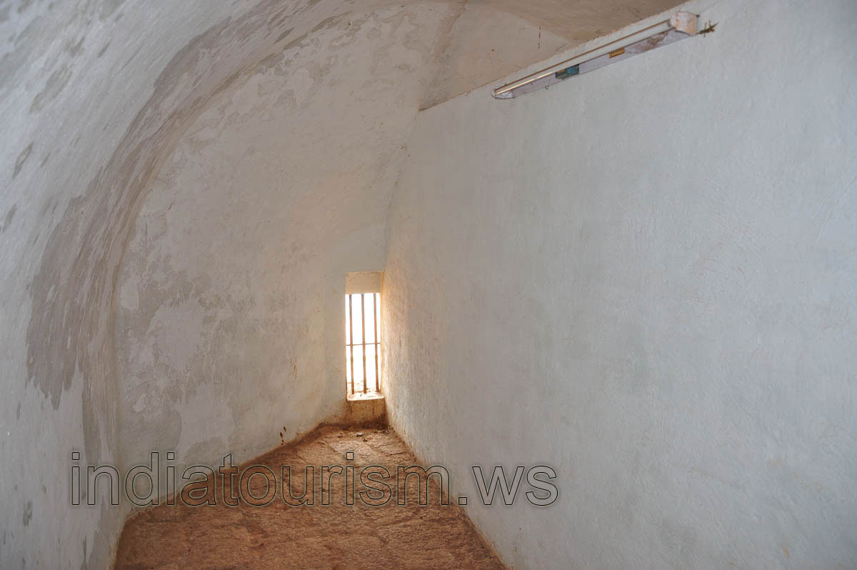 Second room with a tiny window