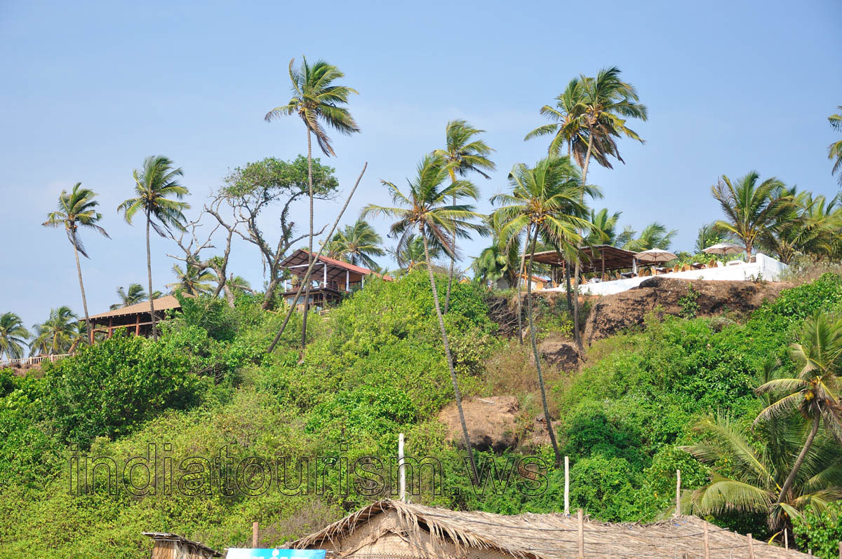 Little Vagator: Cliff of the beach