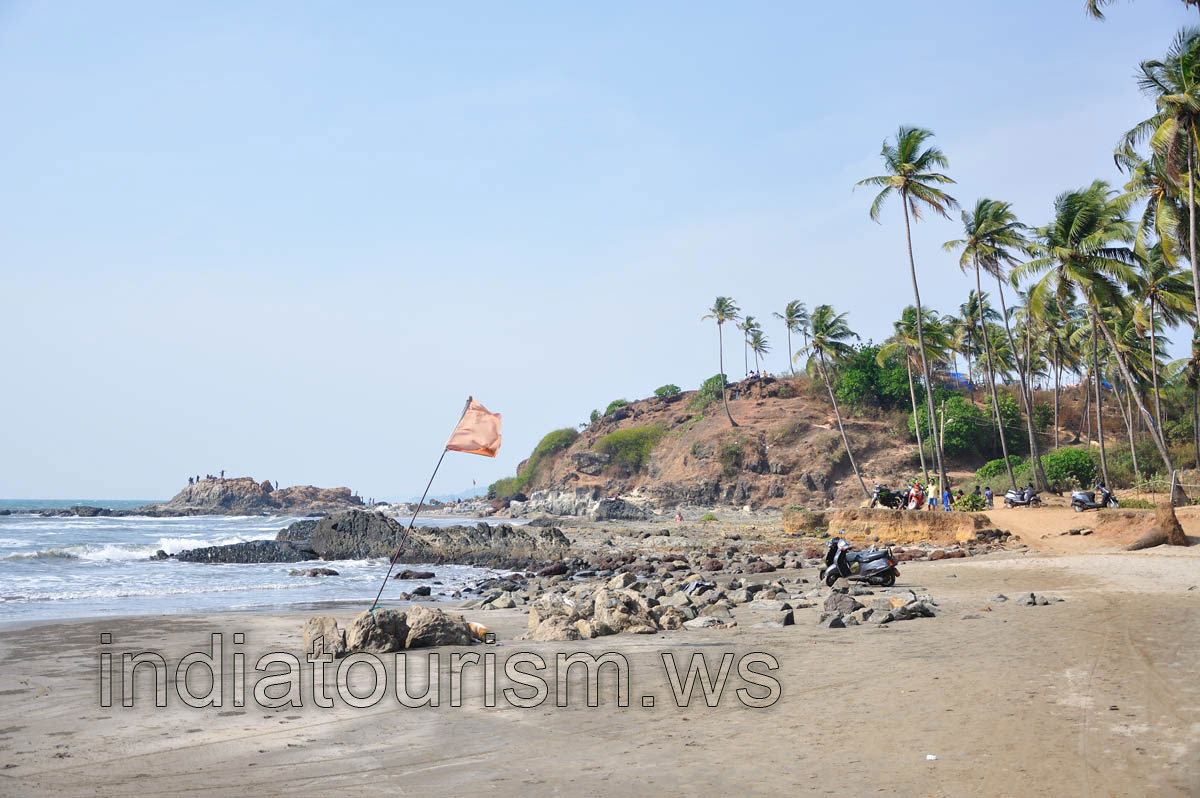 Little Vagator: Red flag on the beach