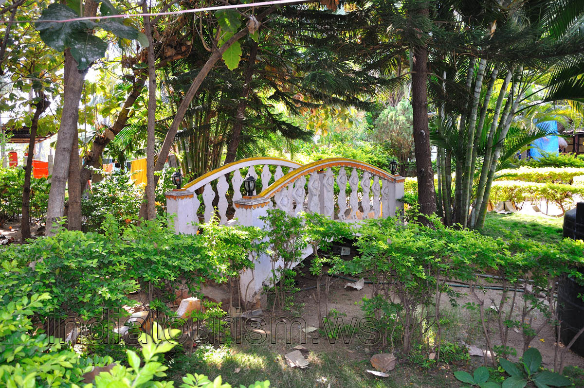 garden bridge in the Sunny guest house