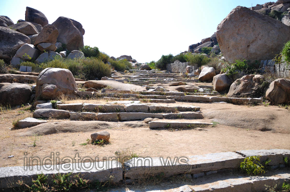 stone stairs from Hampi bazaar to Achyuta Rayas temple