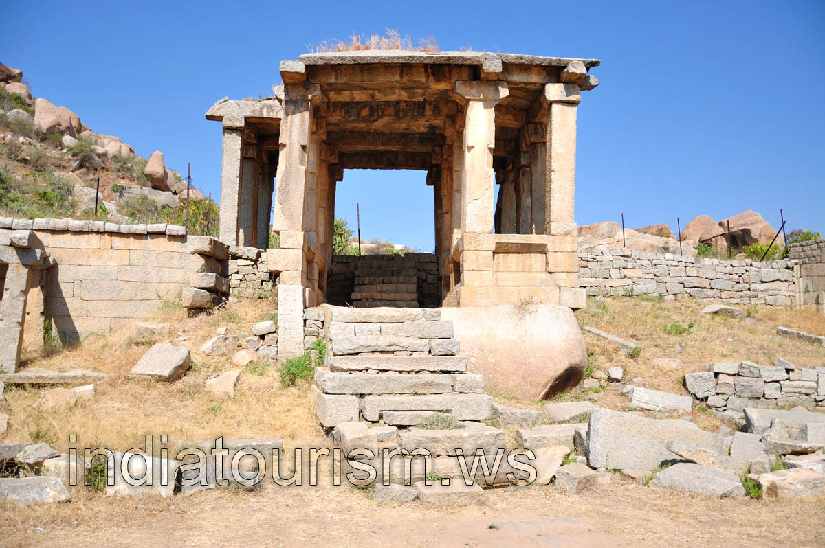 this arch leads to the Hampi bazaar