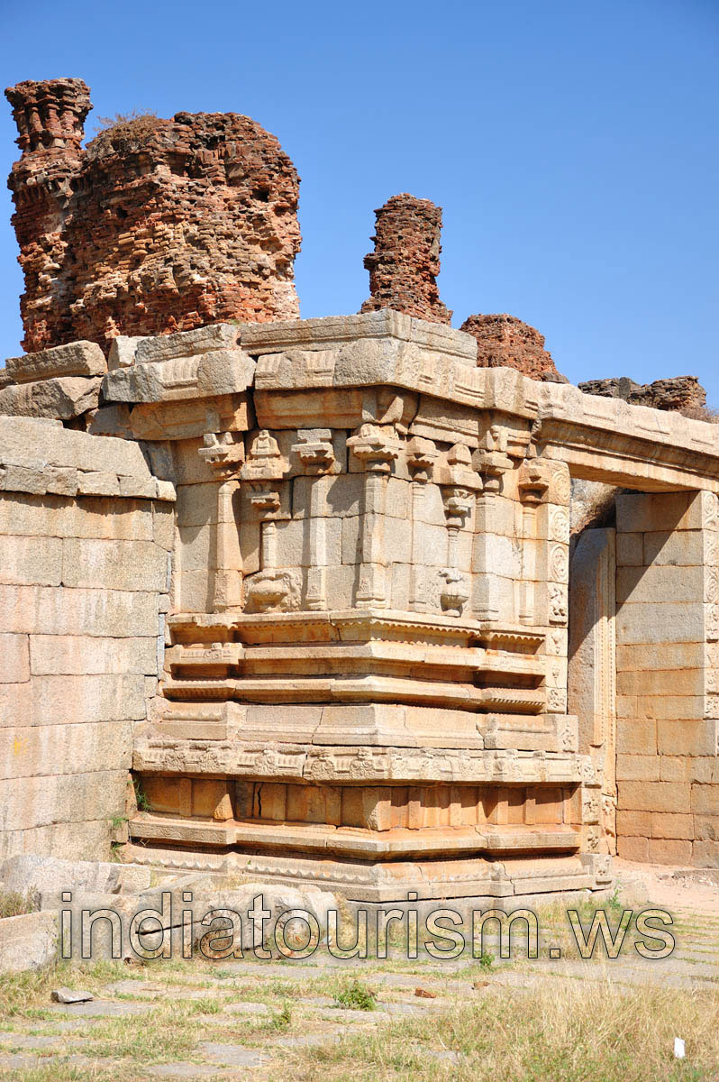 entry to the outer cloister from the inner courtyard