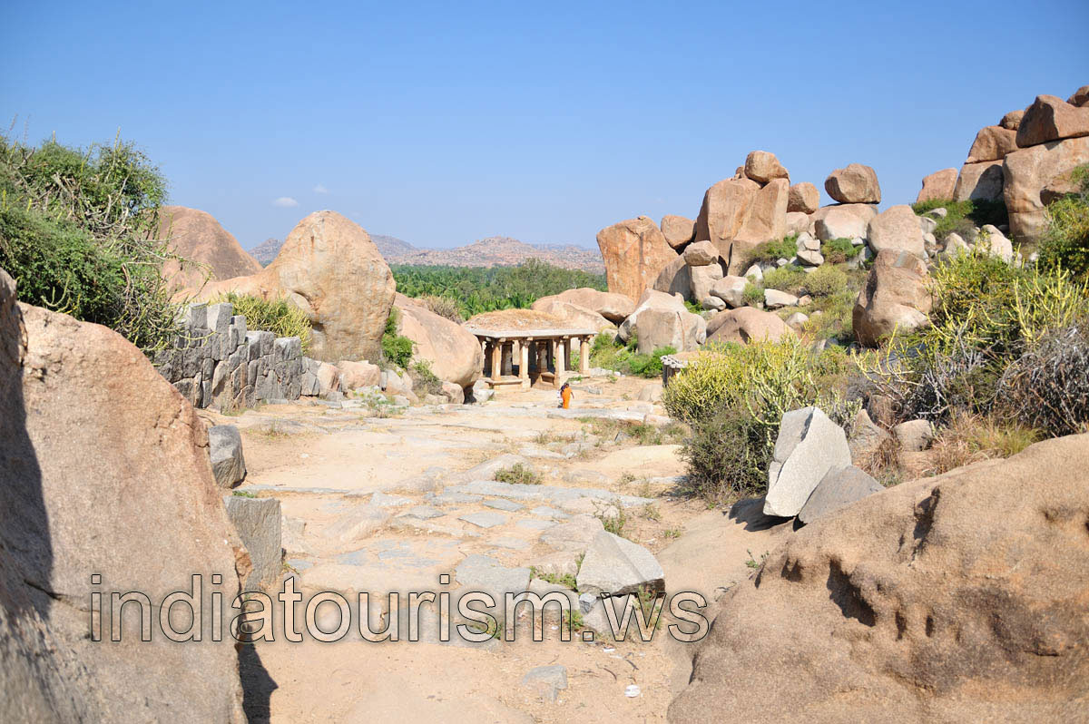 road to the east end of the Hampi bazaar